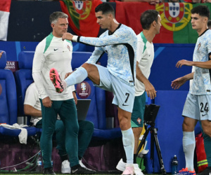 Cristiano Ronaldo vùng vằng tức tối do vẫn chưa ghi được bàn thắng ở EURO