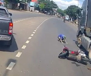 CLIP: Tài xế vái lạy nạn nhân dưới gầm xe đầu kéo