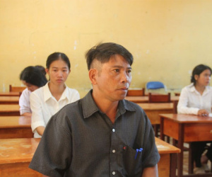 Thầy giáo U50 tham gia kỳ thi tốt nghiệp 'làm gương cho con cháu'
