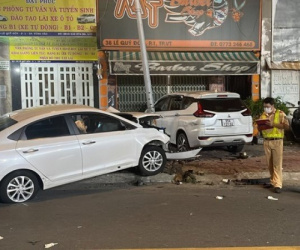 Nữ tài xế tông hàng loạt xe máy dừng đèn đỏ, 2 người tử vong