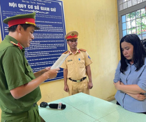 Bắt nữ tài xế tông hàng loạt người dừng đèn đỏ, khiến 2 mẹ con tử vong