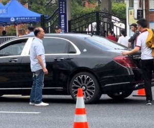 Bức ảnh toát ra mùi tiền: Cậu ấm được đưa đón bằng Maybach hơn 6 tỷ đến điểm thi đại học, soi gia thế xong 'xỉu ngang'