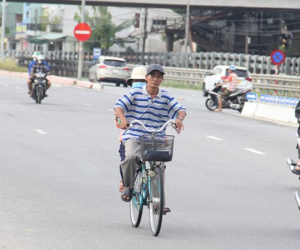 Cha nghèo đạp xe 'cà tàng' chở con đi thi giữa phố Đà Nẵng