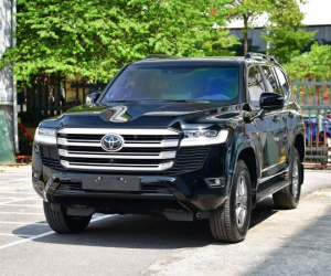 Toyota Land Cruiser chênh giá 600 triệu, có tiền cũng khó mua được
