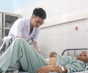 Người đàn ông vỡ bàng quang sau khi uống bia