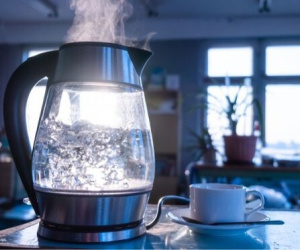 Dùng ấm siêu tốc kiểu này rất nguy hiểm: Lỗi đầu tiên nhiều gia đình vẫn đang làm