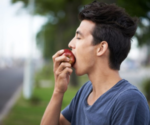 Người đàn ông hôn mê sau khi ăn táo: Chuyên gia chỉ ra một sai lầm 'chí mạng'
