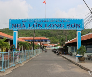 Chuyện kỳ lạ ở nơi người Việt mặc áo đen, tóc búi củ tỏi