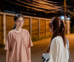 Cô bạn thân giàu có, 'lên hương' khi lấy chồng giám đốc, giờ đây lại đi làm giúp việc: 'Nhà mình còn nợ 20 tỷ nữa'
