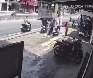 Clip: Nam thanh niên vừa đuổi đánh cô gái thì bị anh trai của nạn nhân đâm gục