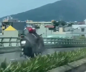 Đi xe máy ngược chiều trên cầu, nữ 'ninja' gây họa