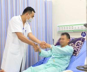 Bất ngờ bị cứng đờ người khi đang làm việc trong phòng điều hòa, người đàn ông ở Vĩnh Phúc phải đi cấp cứu