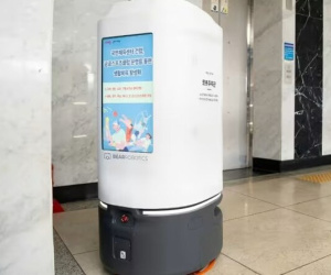 Robot hành chính Hàn Quốc lao đầu xuống cầu thang 'tự sát'