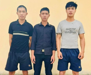 Bị nhắc nhở vì nẹt pô, nhóm thanh niên cầm hung khí đuổi đánh công an xã