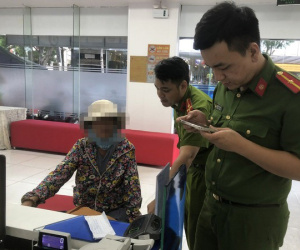 Người phụ nữ 66 tuổi hoảng loạn, đòi chuyển tiền cho kẻ gian