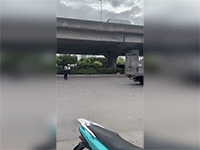 Bất ngờ vụ taxi 'drift' trước BX Mỹ Đình: Tài xế nổ máy, kẻ lạ lấy xe phóng đi