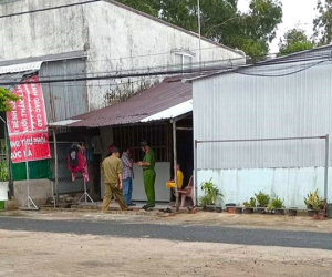 Chồng phát hiện vợ treo cổ tự tử cạnh bếp