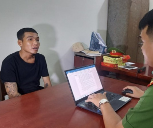 Tên cướp không chế nữ chủ tiệm uốn tóc, chụp ảnh khỏa thân để cấm báo án