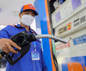 Giá xăng tăng lần thứ tư liên tiếp
