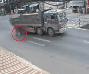 Nữ sinh bị xe ben cán 2 lần ở Quảng Trị: Góc camera hé lộ diễn biến thương tâm