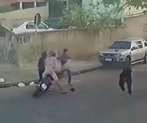 Cướp giật của cô gái, 2 kẻ bất lương gặp quả báo đau đớn: Video hiện trường khiến nhiều netizen 'hả dạ'