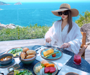 Cựu hot girl Hà thành: Ở nhà 100 tỷ, được chồng cho 24 tỷ tiêu vặt, U40 diện đồ bơi hàng hiệu tôn dáng như 'búp bê sống'
