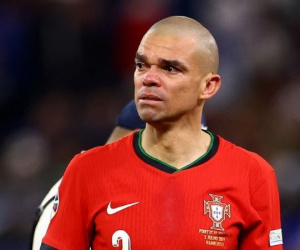 Xúc động cảnh Pepe òa khóc trên vai Ronaldo sau khi Bồ Đào Nha bị loại