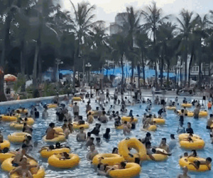 Nắng nóng gay gắt, người dân đổ về bể bơi, công viên nước ‘giải nhiệt’ cuối tuần