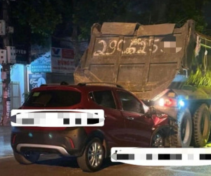 Hà Nội: Ô tô con 'rúc đuôi' xe tải, 2 người tử vong