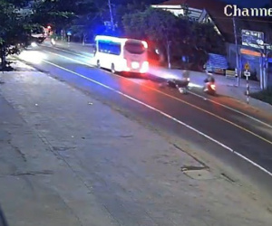 Ngã xuống đường sau va chạm xe máy, thiếu nữ bị ô tô khách cán tử vong
