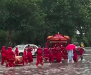 Đám cưới ngày mưa bão, chú rể xắn quần lội nước, cô dâu ngồi kiệu 8 người khiêng