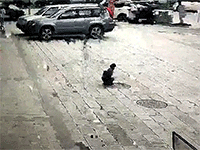 Bé trai bị hố ga 'thổi tung' lên không vì đốt pháo