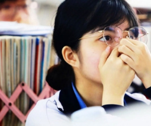 Con gái thi ĐH đạt điểm cao chót vót, mẹ dọn đồ cho con thì phát hiện chiếc hộp giấy bí ẩn 'giải mã' tất cả