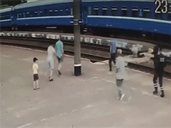 Nhân viên cảnh sát kịp thời cứu bà cụ ngã dưới đường ray trước khi đoàn tàu ập đến