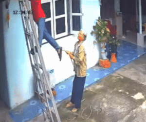 Clip: Cụ bà nhanh trí cứu sống người đàn ông bị điện giật