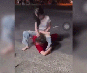 Clip: Hai cô gái đánh nhau giữa đường trong sự cổ vũ của nhiều người