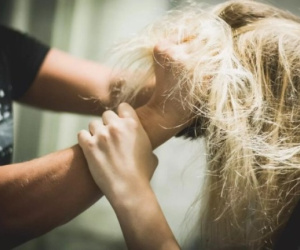 Thấy tôi bị mẹ chồng giật tóc, bố chồng lao vào cản thì bà lăn đùng ra ăn vạ