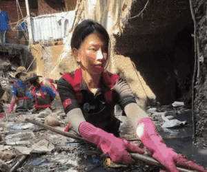 Đầm mình trong mương rác đen: Cảnh tượng chưa từng thấy của Lê Bống và hội nổi tiếng trên mạng!
