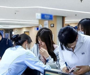 Hiện tượng kỳ lạ sau kỳ thi đại học: Nhiều nữ sinh xếp hàng dài ở bệnh viện, nhưng không phải vì bị ốm, chuyện gì xảy ra vậy?