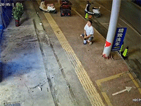 Thanh niên gặp sự cố đau đớn khi thử nghiệm ấm áp suất bên đường
