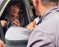 Bà bầu 7 tháng 'đại náo' đánh chửi người giữa đường, chồng không ngăn cản mà thản nhiên quay video