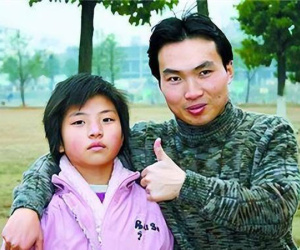 Bố tâm thần, mẹ bỏ nhà đi, nam sinh phải nhặt rác trả học phí: Cuộc sống 19 năm sau quá đỗi mỹ mãn!