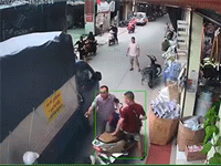 Clip: Thanh niên điều khiển xe máy bị người đi đường chặn bắt, hành hung nghi do trộm cắp