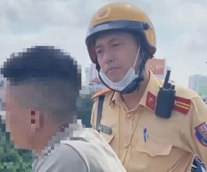 Cái vỗ vai, trấn an nam thanh niên định nhảy cầu Chương Dương tự tử