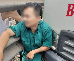 Người đàn ông đau đớn mắc kẹt giữa ô tô và hộ lan sau tai nạn liên hoàn ở Hà Nội: Nhân chứng kể nguồn cơn
