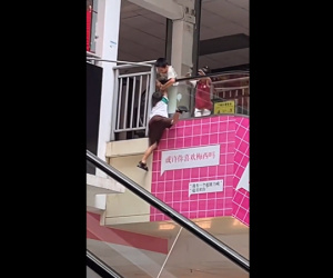 Hai đứa trẻ dũng cảm cứu bạn mình suýt rơi khỏi mép thang cuốn