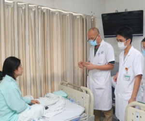 Hai người phụ nữ mù mắt, hoại tử ngực sau tiêm filler