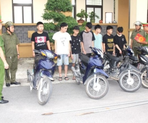 Nhóm thanh, thiếu niên vác dao dọa người đi đường