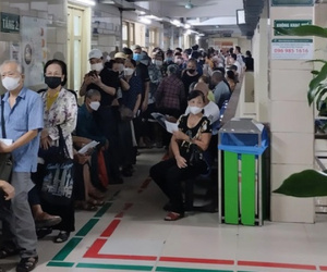 Bệnh viện Bạch Mai thay đổi giờ khám bệnh: Nhiều người phải rời nhà từ 3, 4 giờ sáng đến chen chân chờ mở cửa