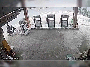 Đứng đổ xăng trong quầy, nam thanh niên bị xe máy chở ba tông chấn thương nặng
